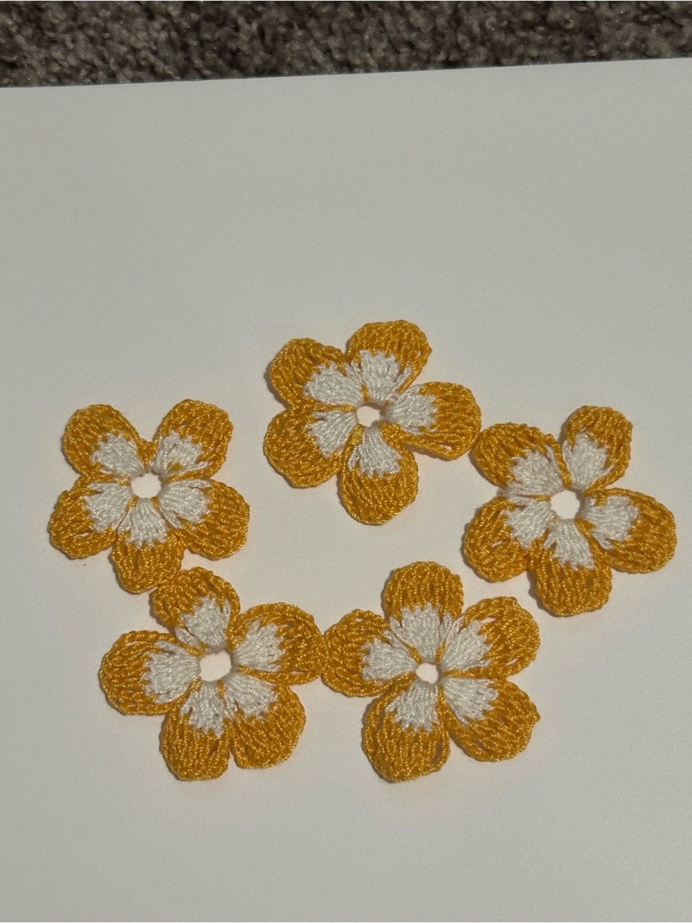 Handmade Yellow & White Flower Appliqué Embellishments crochet 5 pcs set - Picture 5 of 5